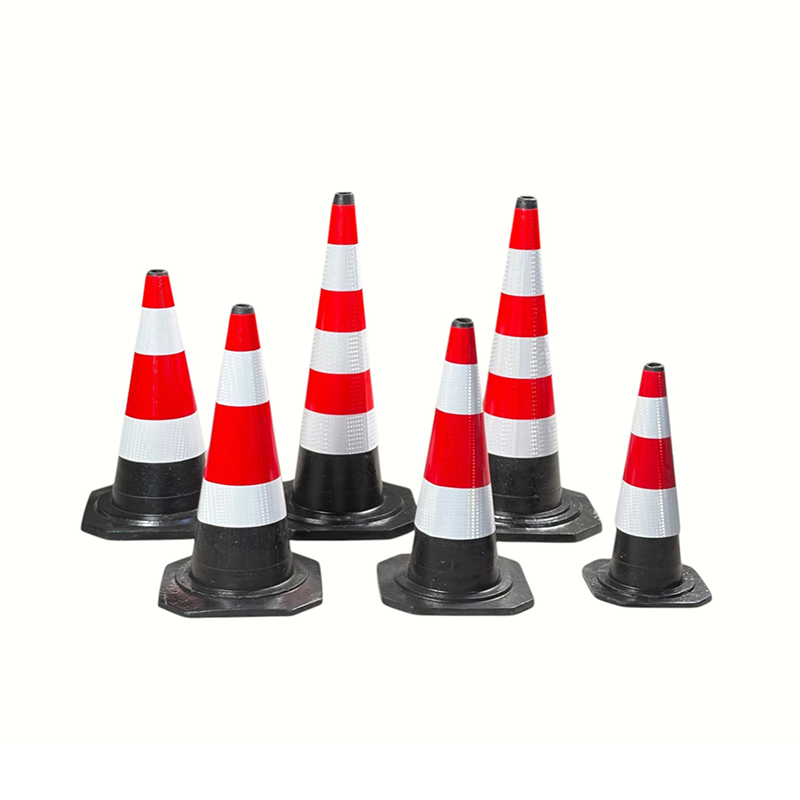Cône de signalisation industriel en caoutchouc robuste de plusieurs tailles pour une solution de sécurité routière rentable
