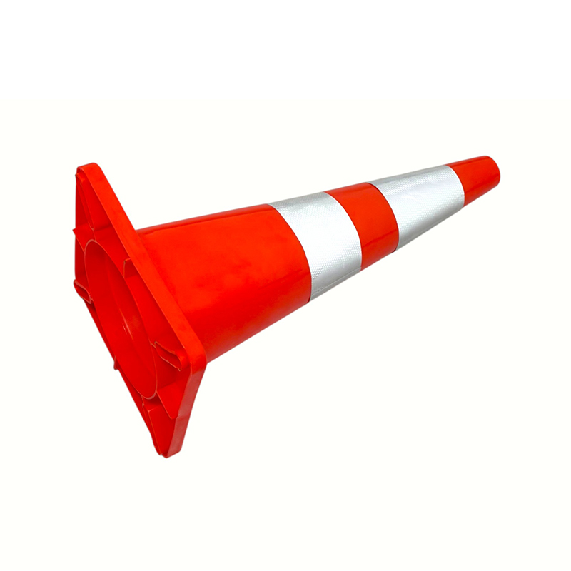 Cône de sécurité routière en PVC à haute élasticité avec base en caoutchouc lestée en option pour le contrôle routier par tous les temps et l'isolation des risques