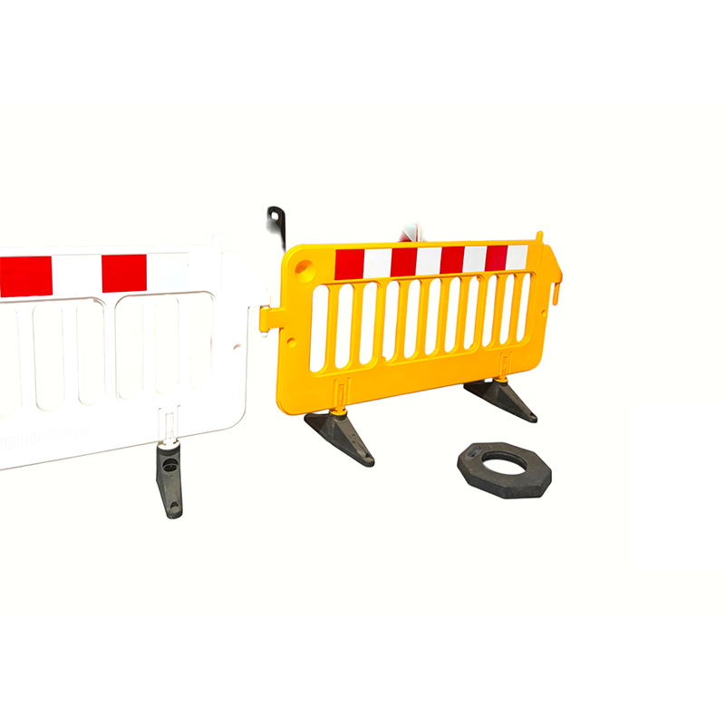 Garde-corps pour piétons à verrouillage intégré moulé par soufflage, rotatif et robuste, de type support