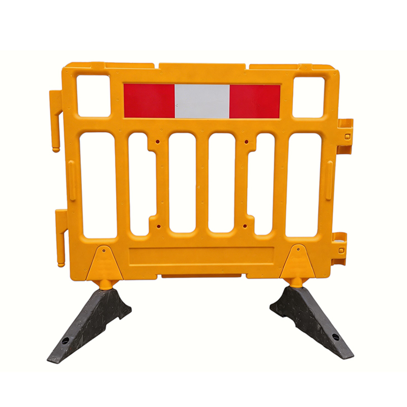 Garde-corps pour piétons à verrouillage intégré moulé par soufflage, rotatif et robuste, de type support