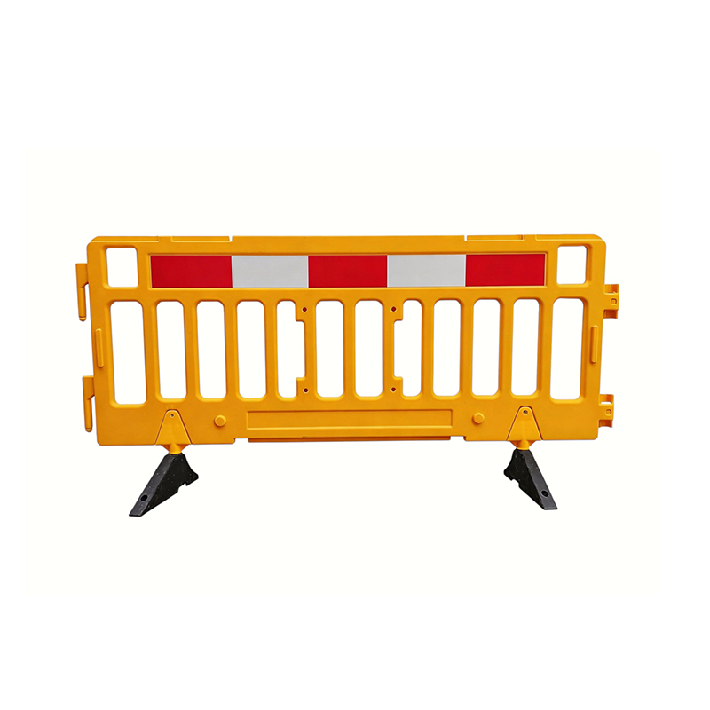 Garde-corps pour piétons à verrouillage intégré moulé par soufflage, rotatif et robuste, de type support