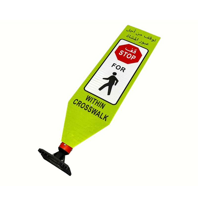 Panneau de signalisation flexible pour délinéation du trafic avec base élastique résistante aux chocs