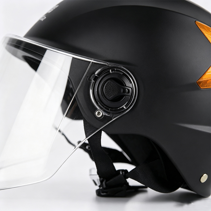 Casque d'équitation utilitaire avec protection oculaire intégrée